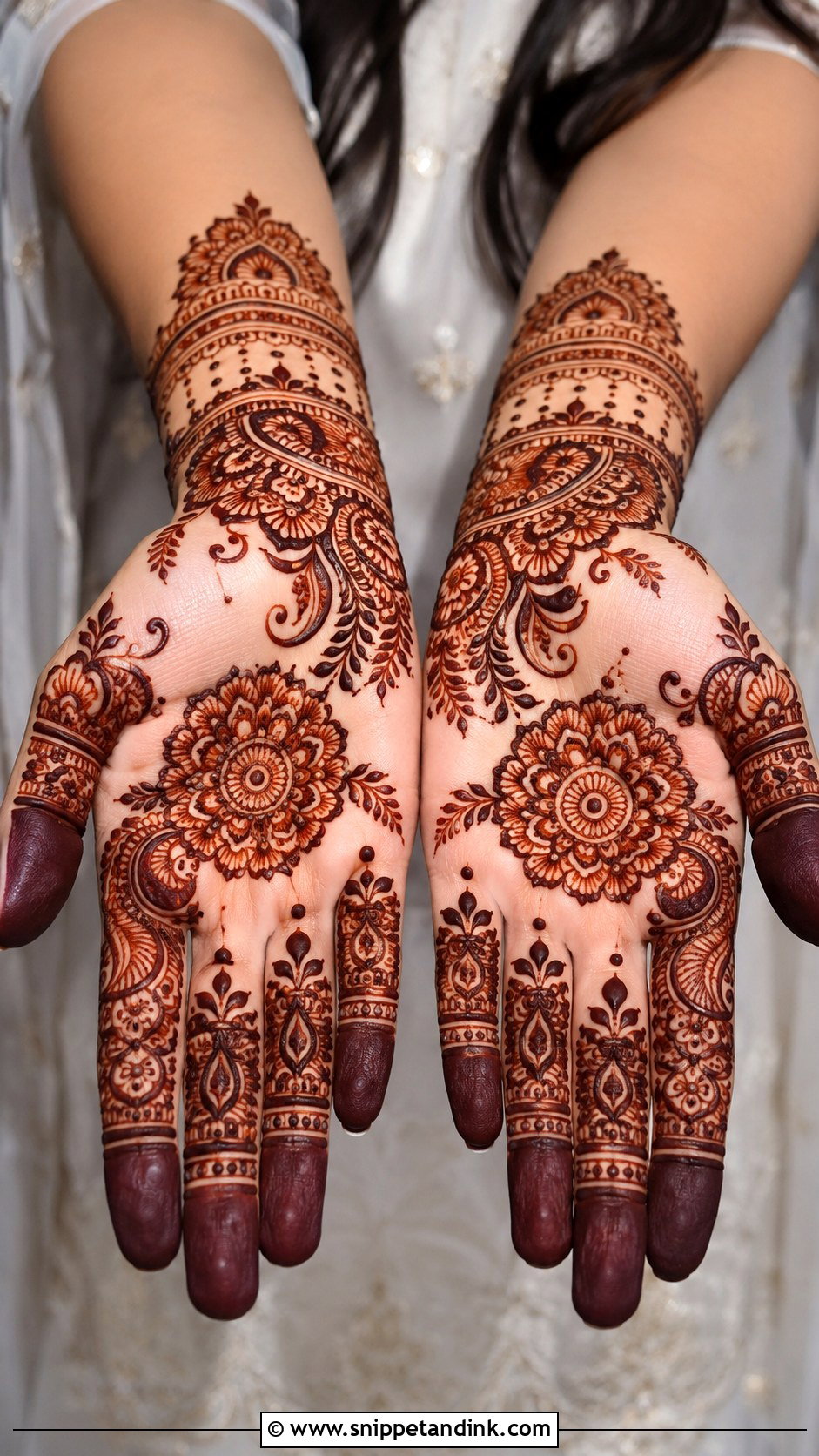 Arabian Palm Mehndi Design - Snippet and Ink - 35 Arabian Mehndi Design Ideas