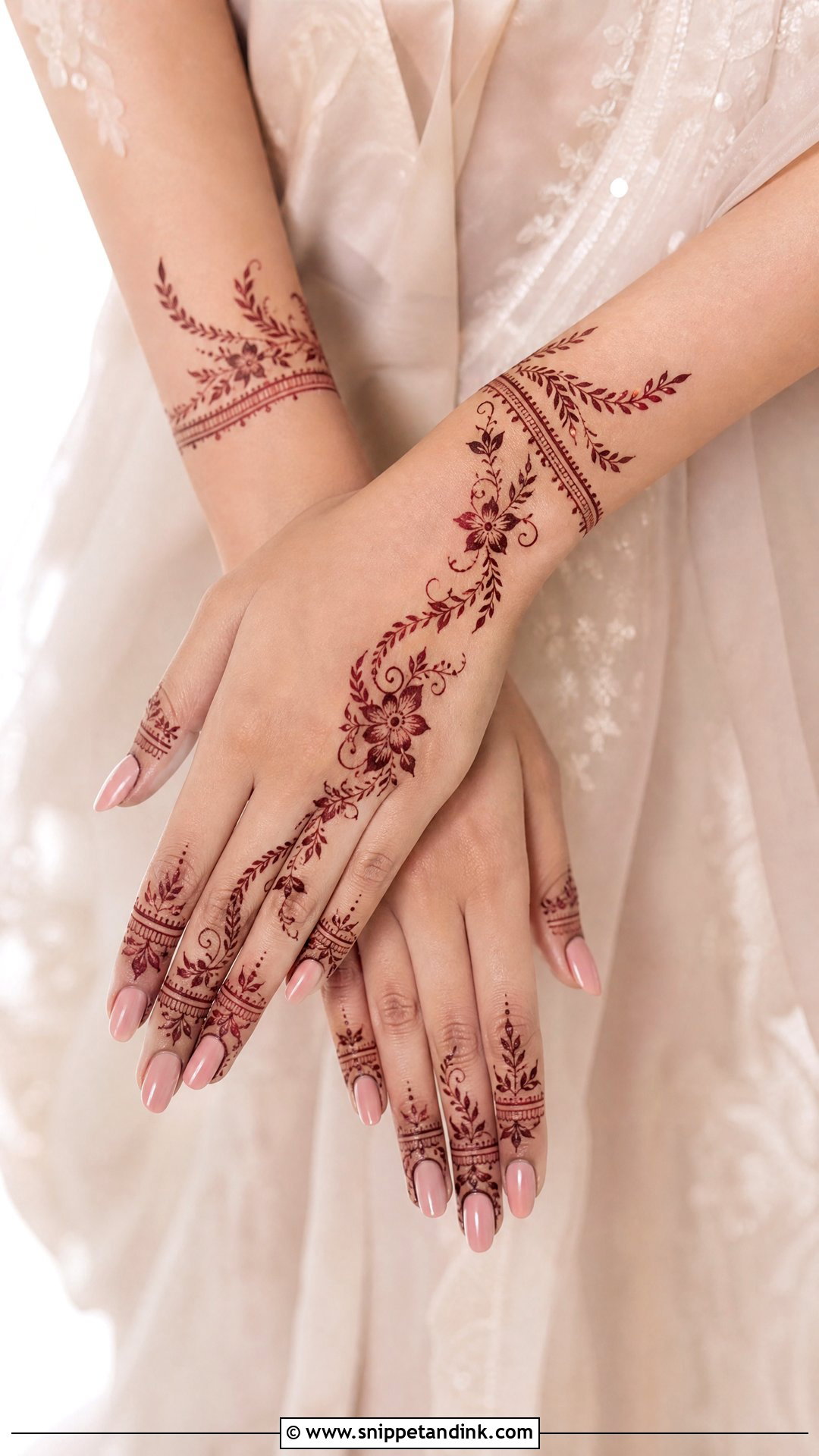 Arabic Minimal Bridal Mehndi Design - Snippet and Ink - 25 Arabic Wedding Mehndi Designs