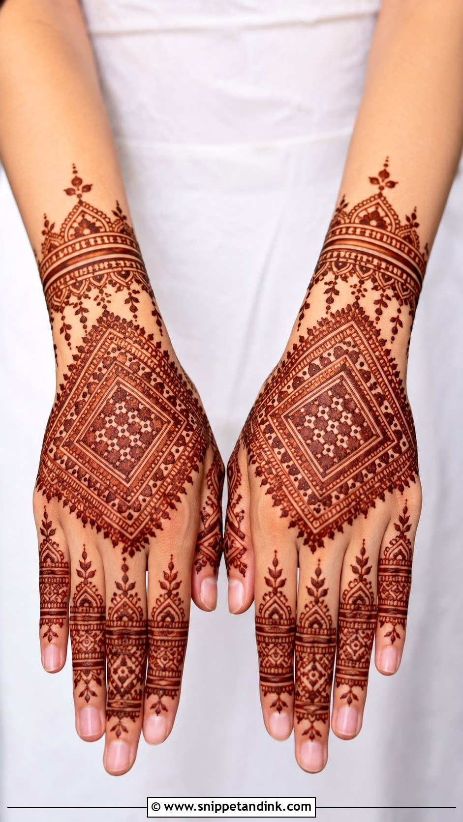 Back Hand Moroccan Mehndi Design - Snippet and Ink - 30 Simple Easy Back Hand Mehndi Design Ideas