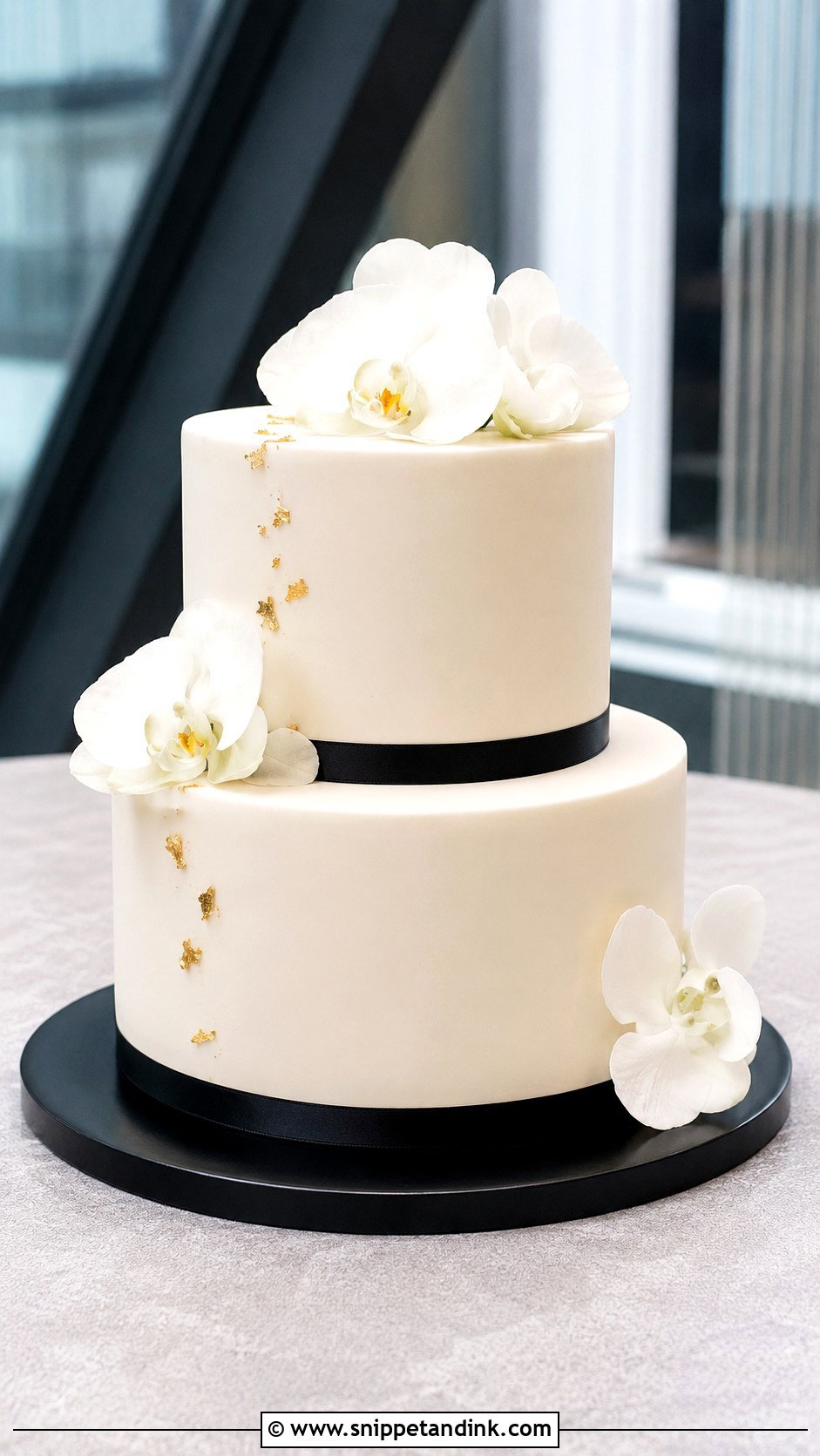 Black Wedding Cake Plate - Snippet and Ink - 20 Wedding Cake Plate Ideas