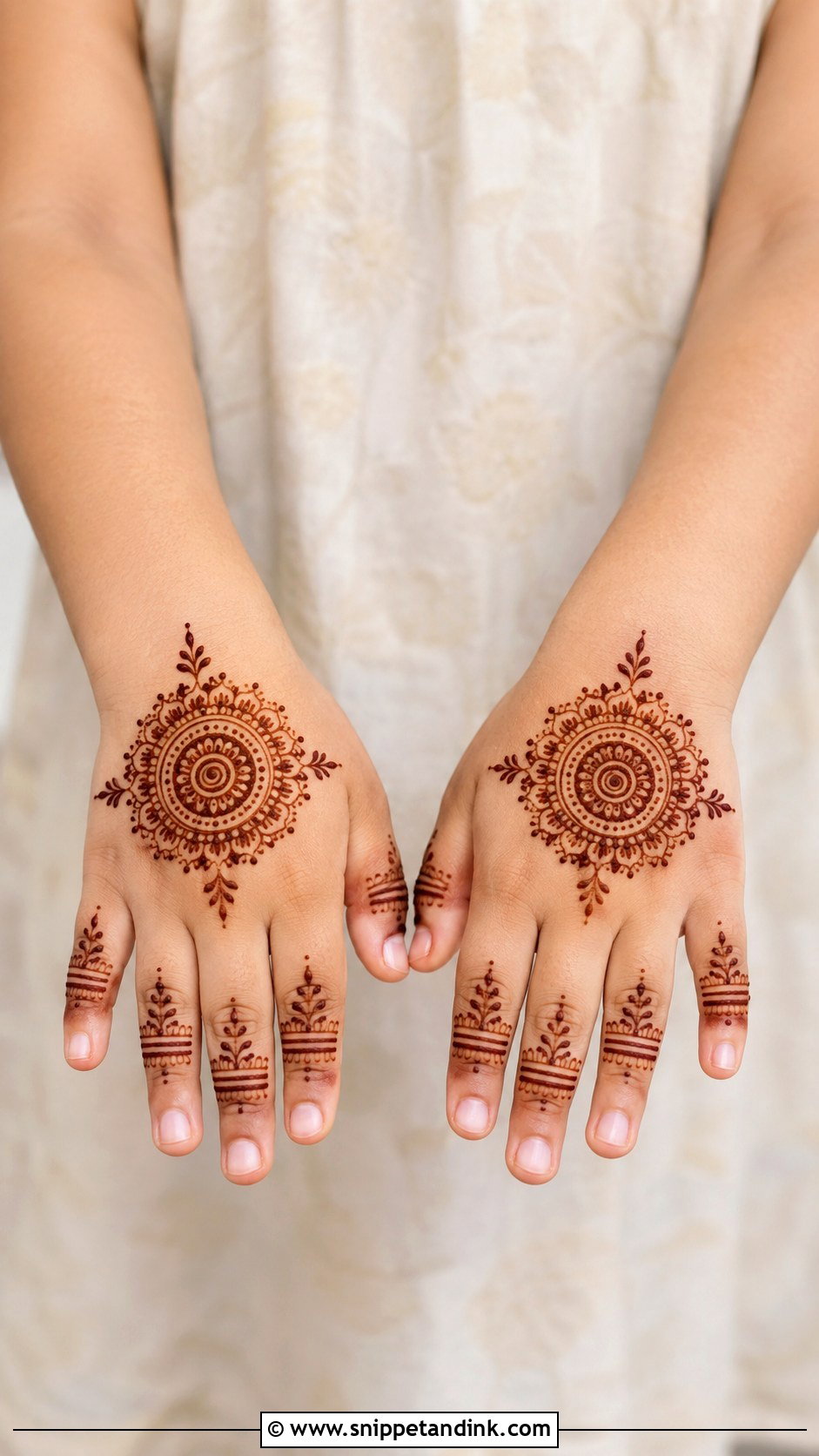 Circle Mehndi Design For Small Hands - Snippet and Ink - 35 Circle Mehndi Designs