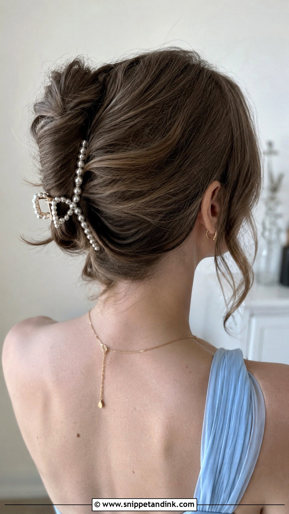 Claw Clip Bridesmaid Hairstyle For Medium Hair - Snippet and Ink - 20 Bridesmaid Hairstyles Mid Length