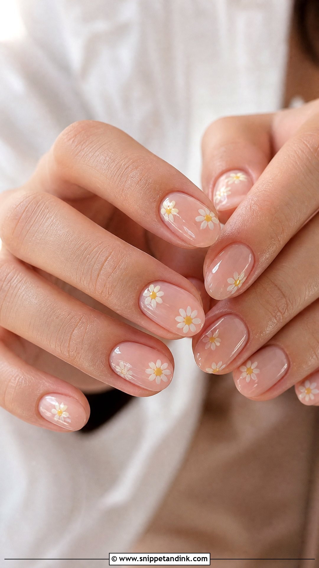 Daisy Spring Wedding Guest Nails - Snippet and Ink - 20 Spring Wedding Guest Nails