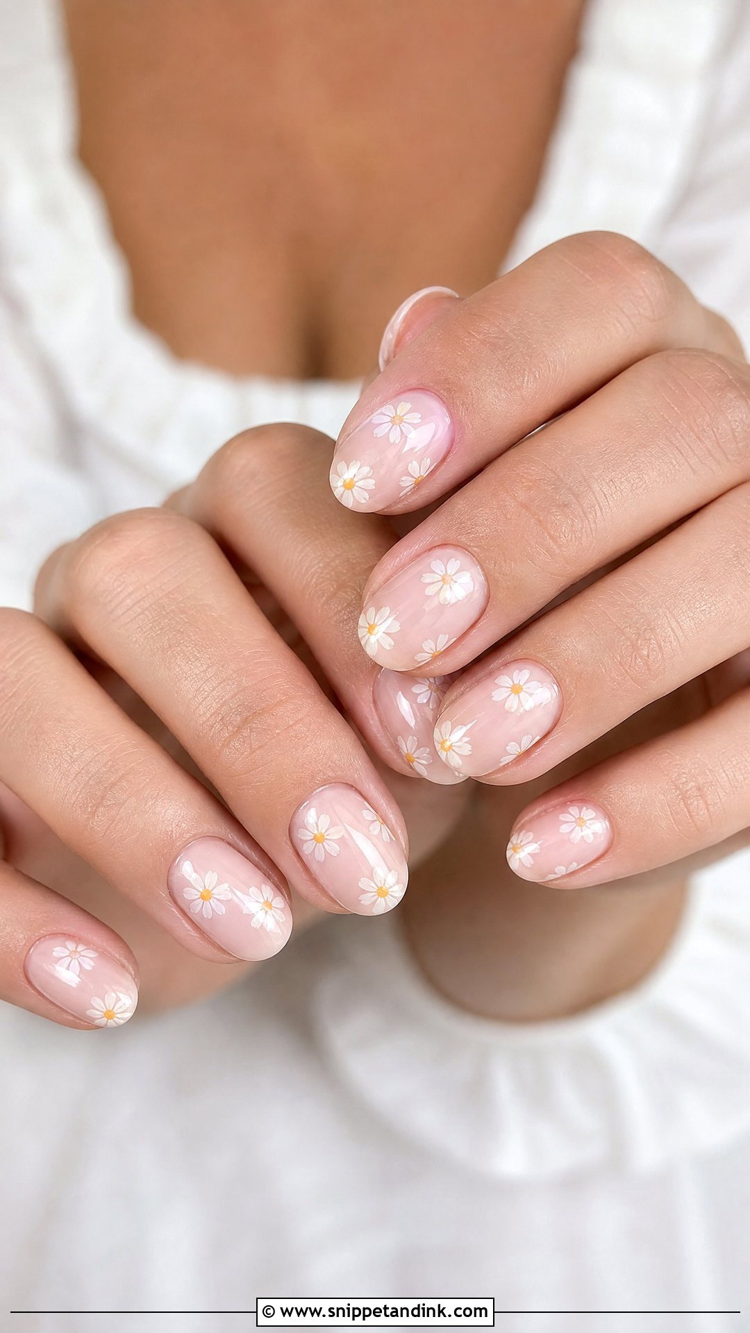 Daisy Summer Wedding Nails - Snippet and Ink - 25 Summer Wedding Nails