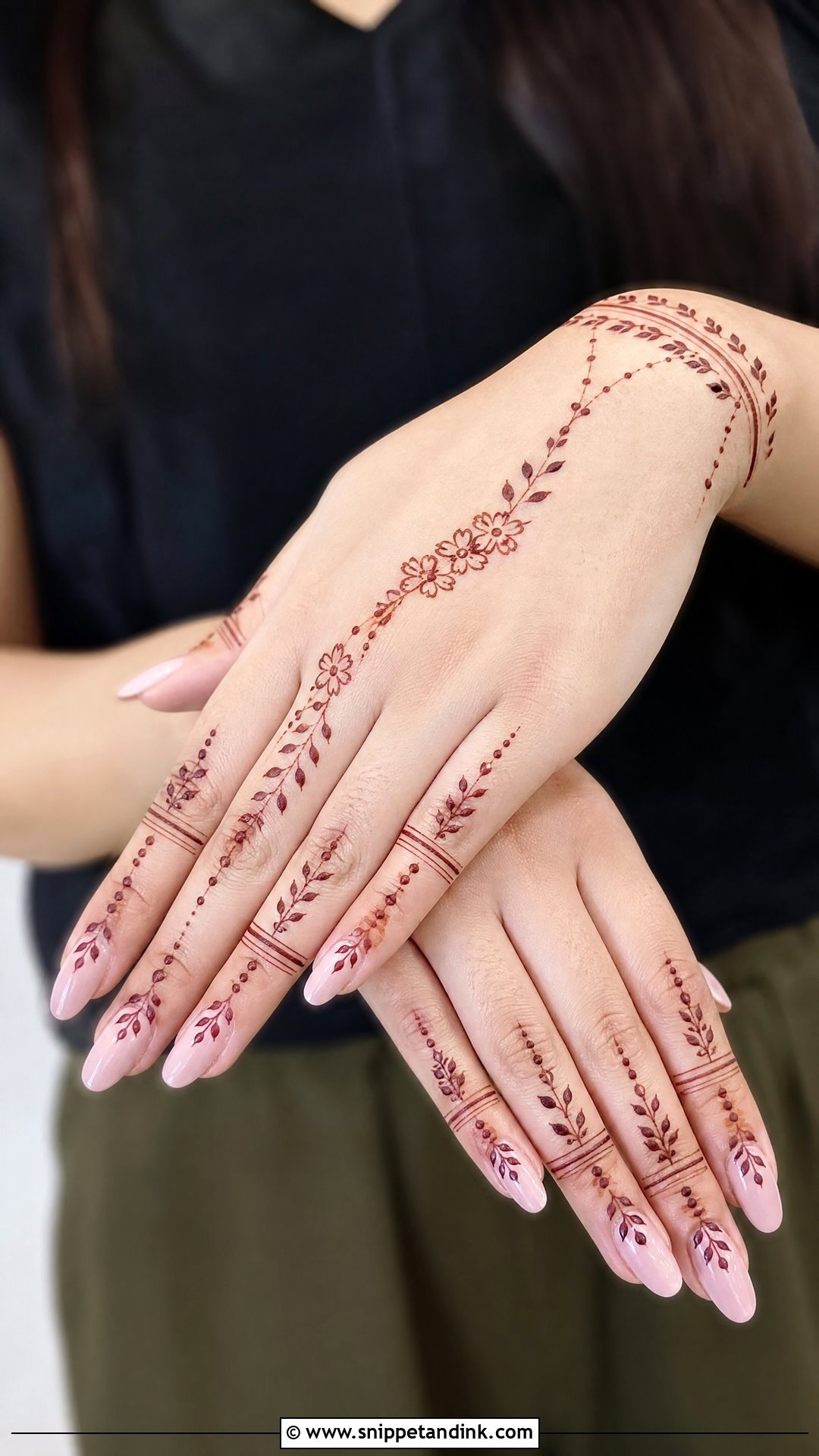 Dubai Khafif Finger Mehndi Design - Snippet and Ink - 30 Dubai Khafif Mehndi Designs