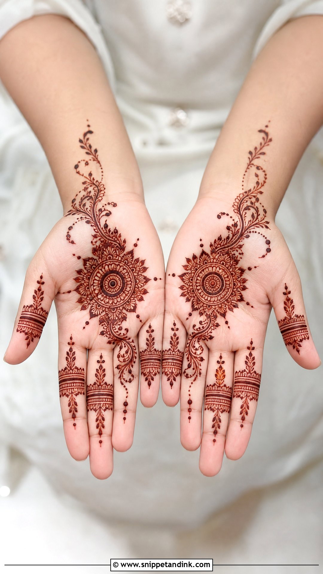 Dubai Khafif Front Hand Mehndi Design - Snippet and Ink - 30 Dubai Khafif Mehndi Designs