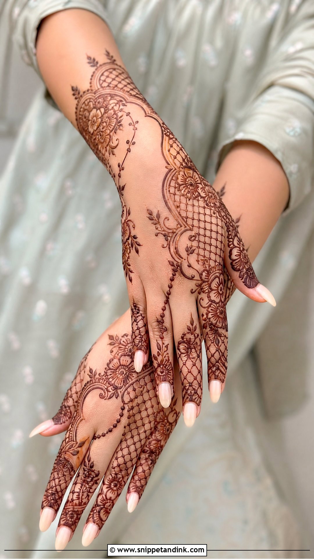Dubai Khafif Jaali Mehndi Design - Snippet and Ink - 30 Dubai Khafif Mehndi Designs