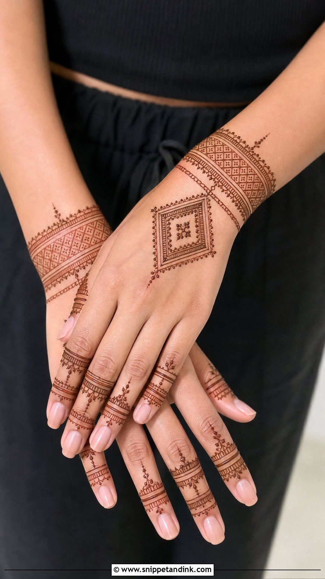 Dubai Khafif Moroccan Mehndi Design - Snippet and Ink - 30 Dubai Khafif Mehndi Designs
