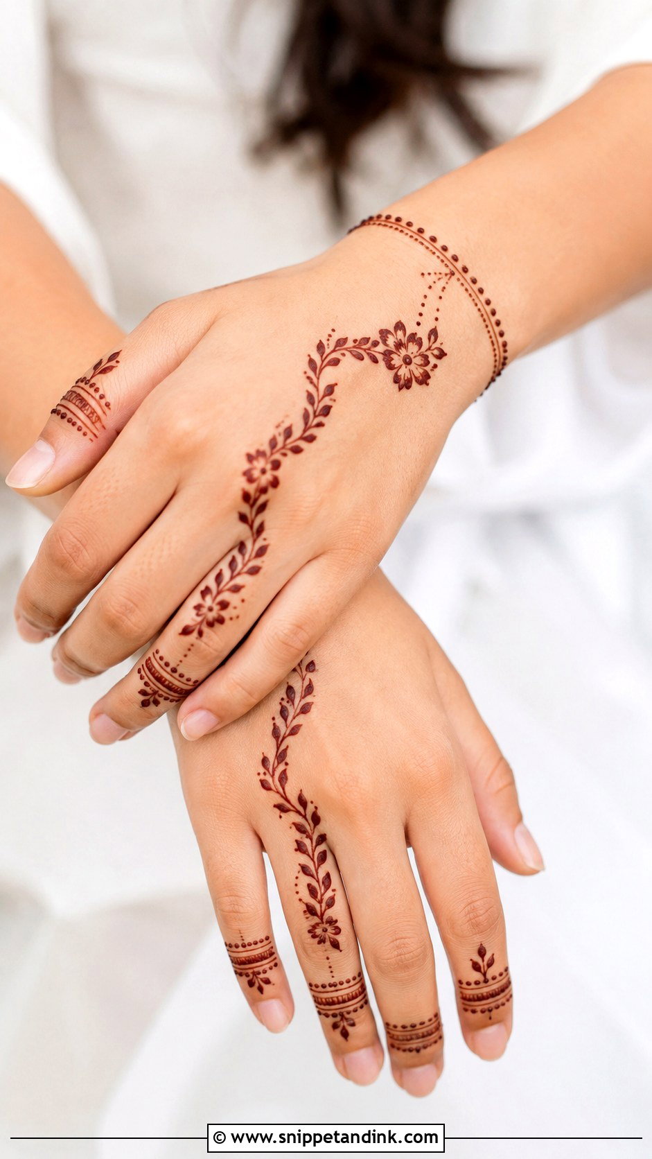Dubai Minimal Mehndi Design - Snippet and Ink - 35 Dubai Mehndi Designs