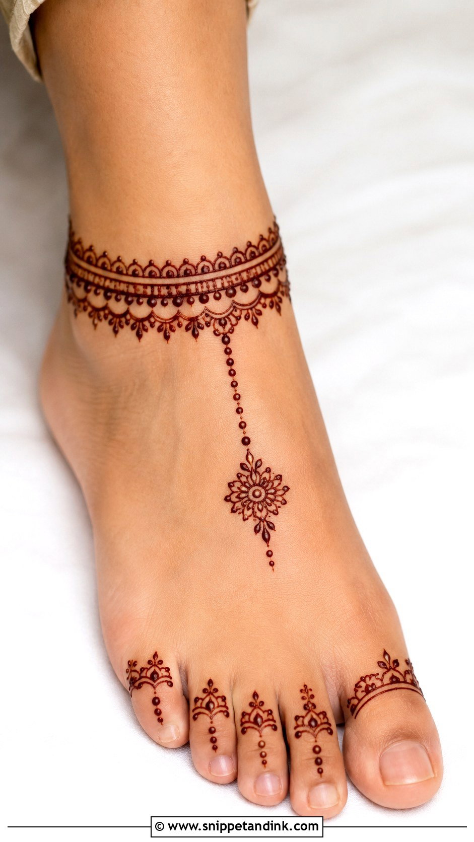 Easy Anklet Mehndi Design - Snippet and Ink - 35 Mehndi Designs for Beginners