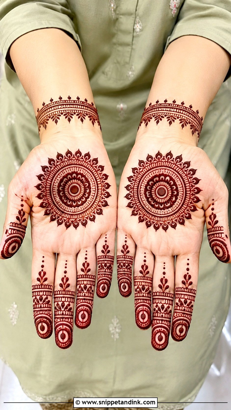 Easy Round Tikki Mehndi Design - Snippet and Ink - 30 Simple and Easy Mehndi Designs