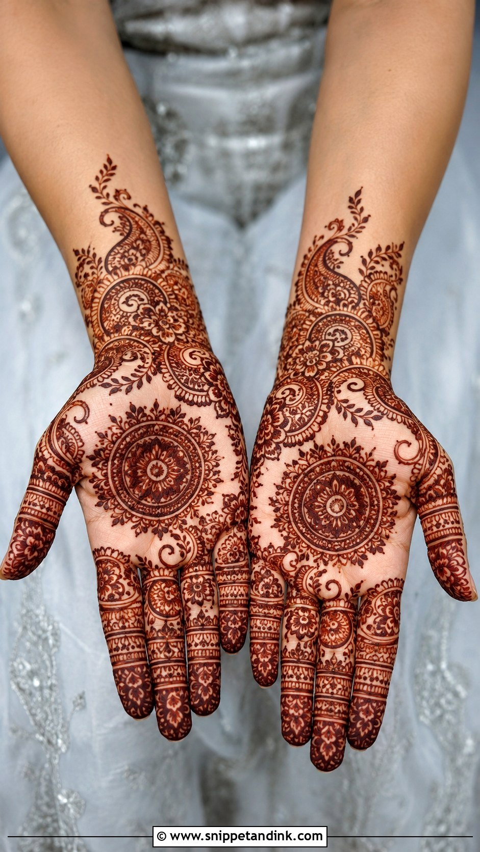 Indo Arabic Round Mehndi Design For Palm - Snippet and Ink - 35 Round Mehndi Design Ideas