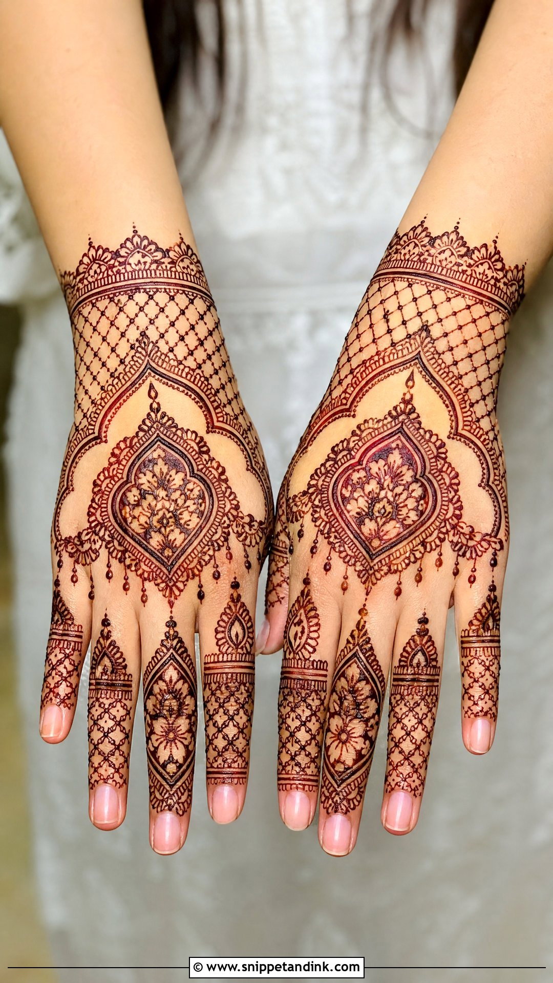 Jaali Bridal Back Hand Mehndi Design - Snippet and Ink - 20 Bride Back Hand Mehndi Designs