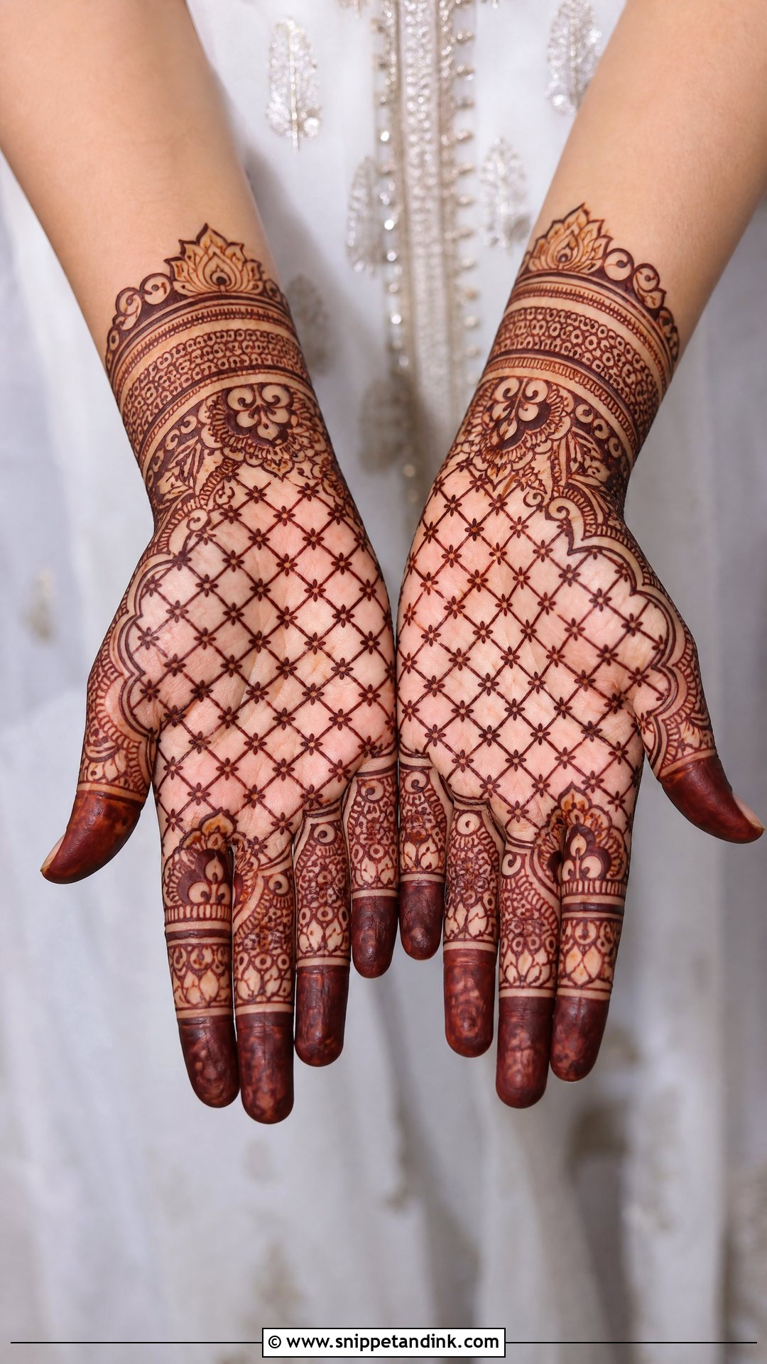 Jaali Palm Mehndi Design - Snippet and Ink - 30 Unique Palms Mehndi Designs