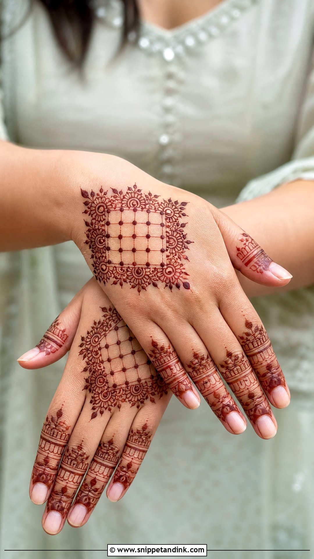 Mini Jaali Mehndi Design - Snippet and Ink - 30 Mini Mehndi Designs