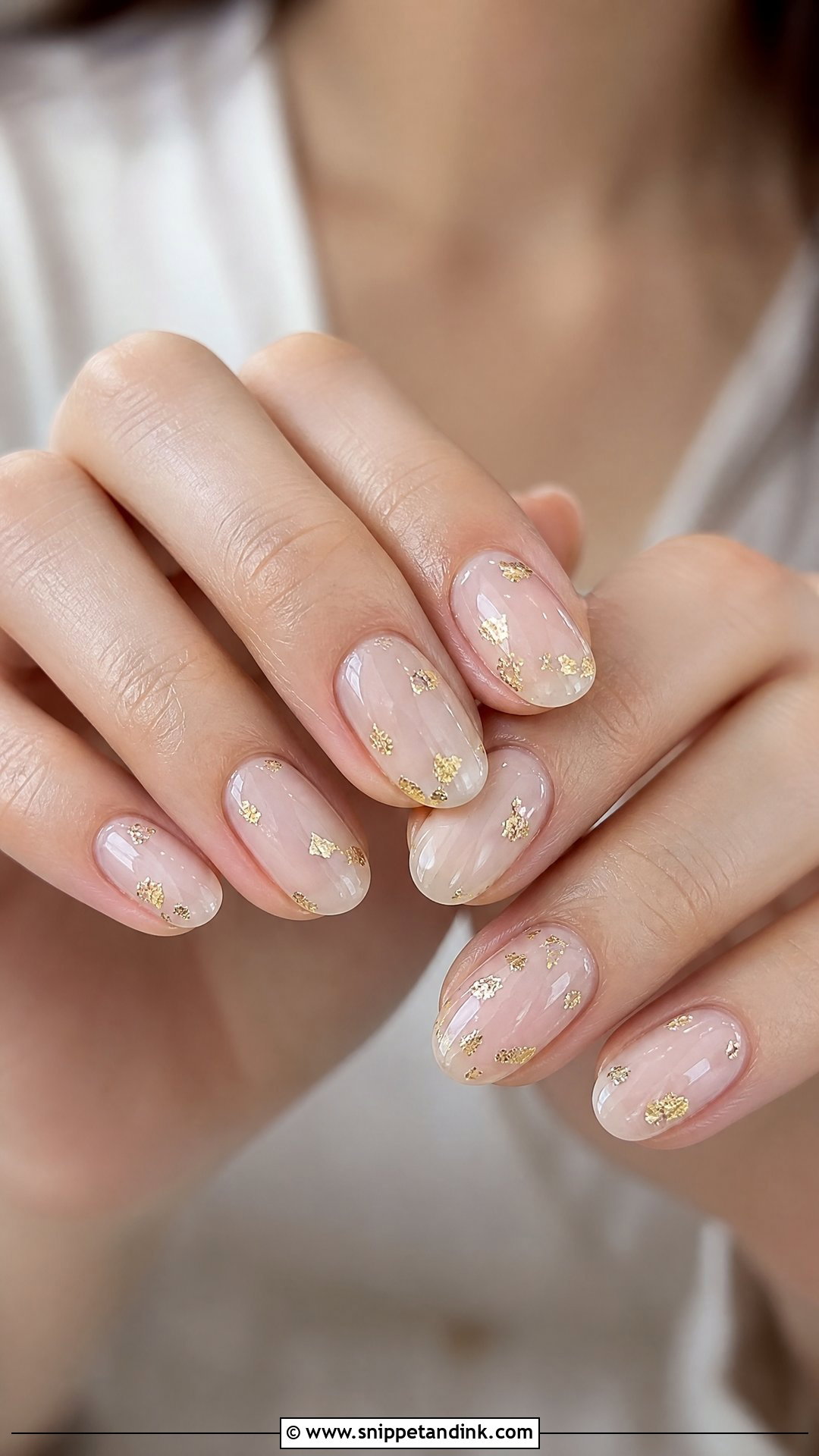 Minimal Gold Foil Bridesmaid Nails - Snippet and Ink - 25 Elegant Bridesmaid Wedding Nails