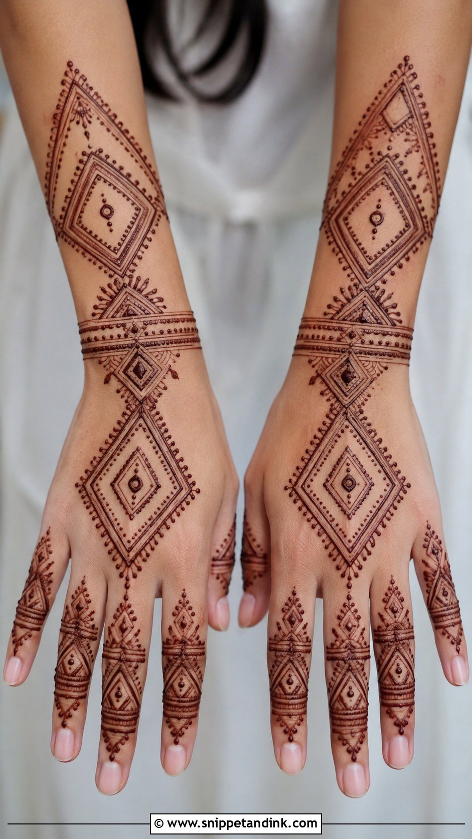 Moroccan Back Hand Mehndi Design - Snippet and Ink - 35 Simple Back Hand Mehndi Designs