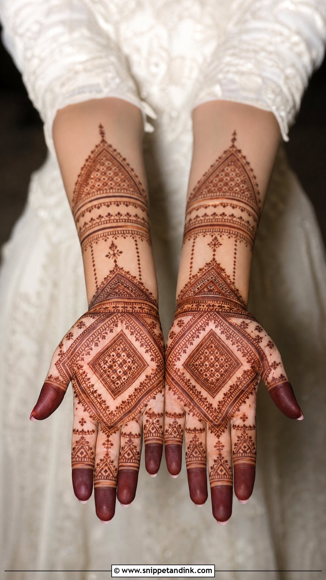 Moroccan Bridal Front Hand Mehndi Design - Snippet and Ink - 25 Bridal Front Hand Mehndi Designs