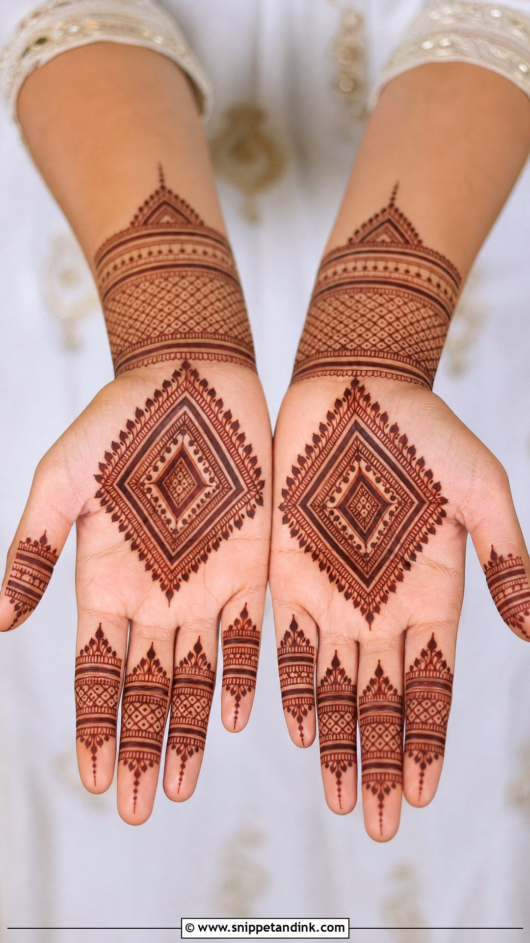 Moroccan Centre Mehndi Design - Snippet and Ink - 20 Centre Mehndi Design Ideas