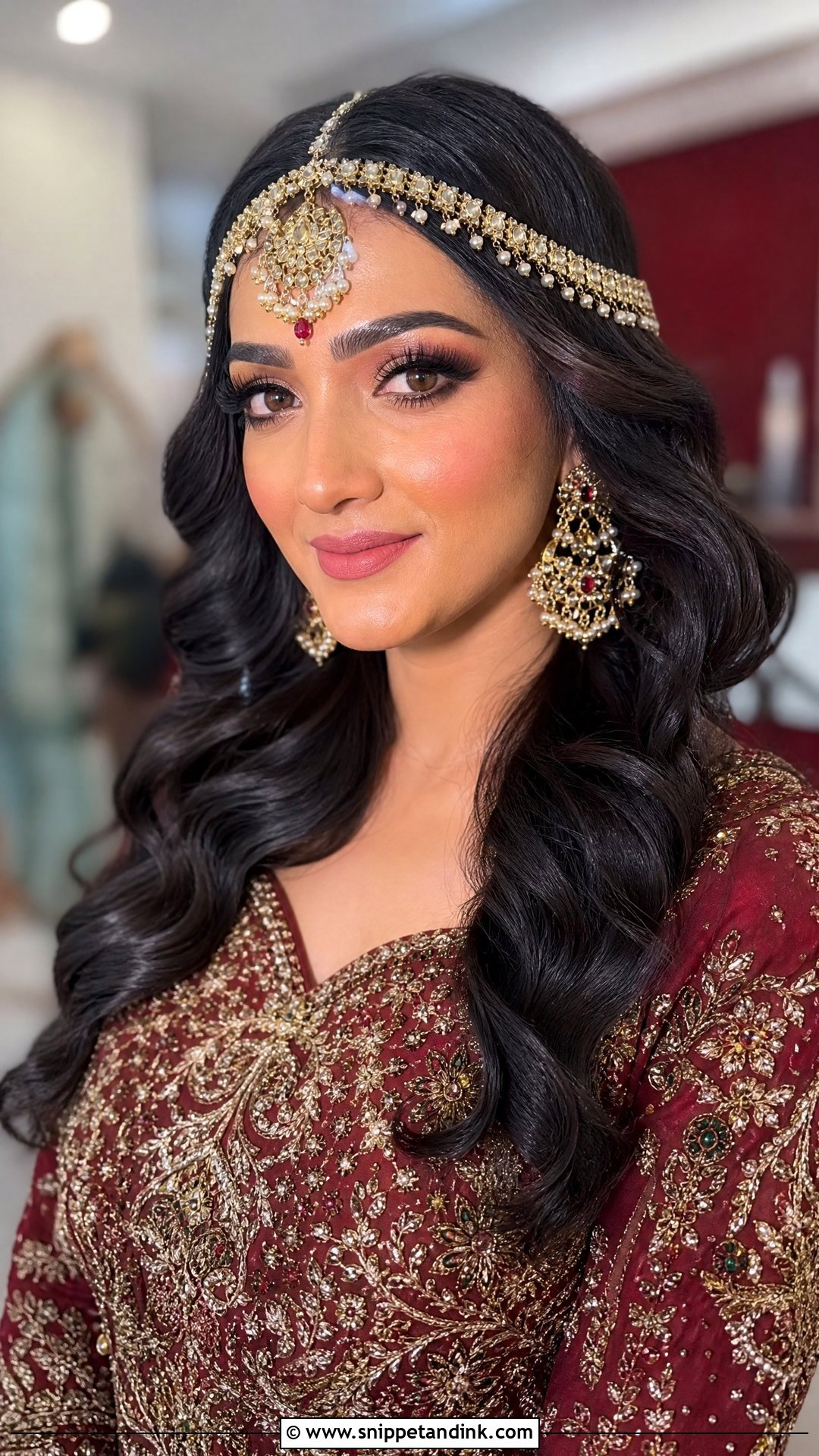 Open Wavy Hair With Matha Patti - Snippet and Ink - 20 Pakistani Baraat Hairstyles