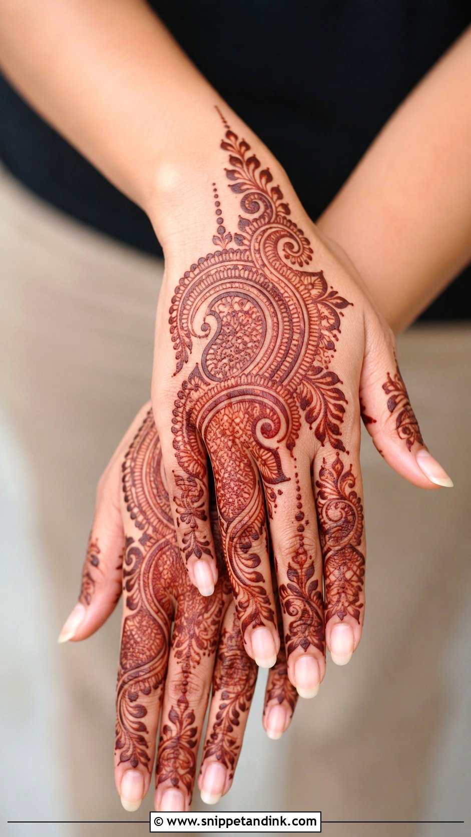 Paisley Back Hand Mehndi Design - Snippet and Ink - 30 Simple Back Hand Mehndi Design Ideas