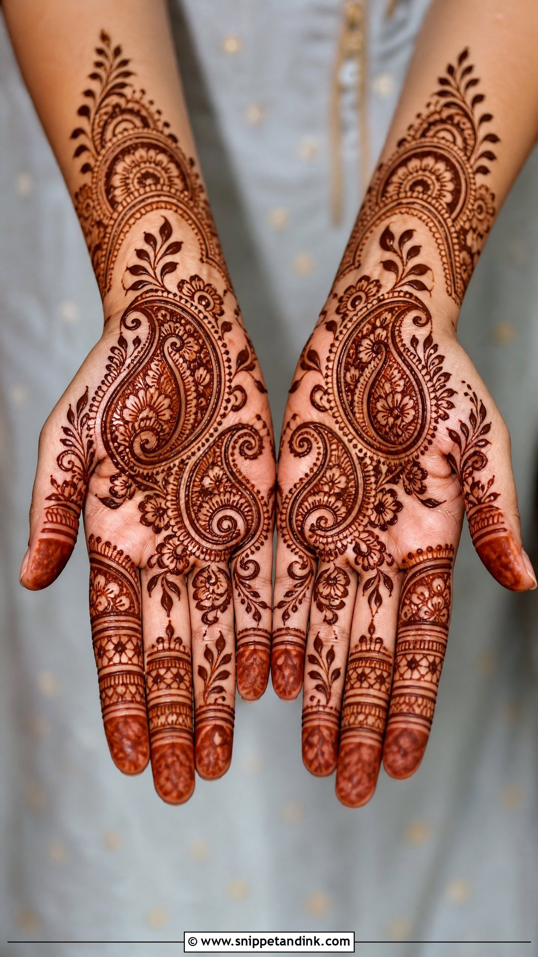Paisley Inside Mehndi Design - Snippet and Ink - 25 Inside Mehndi Designs