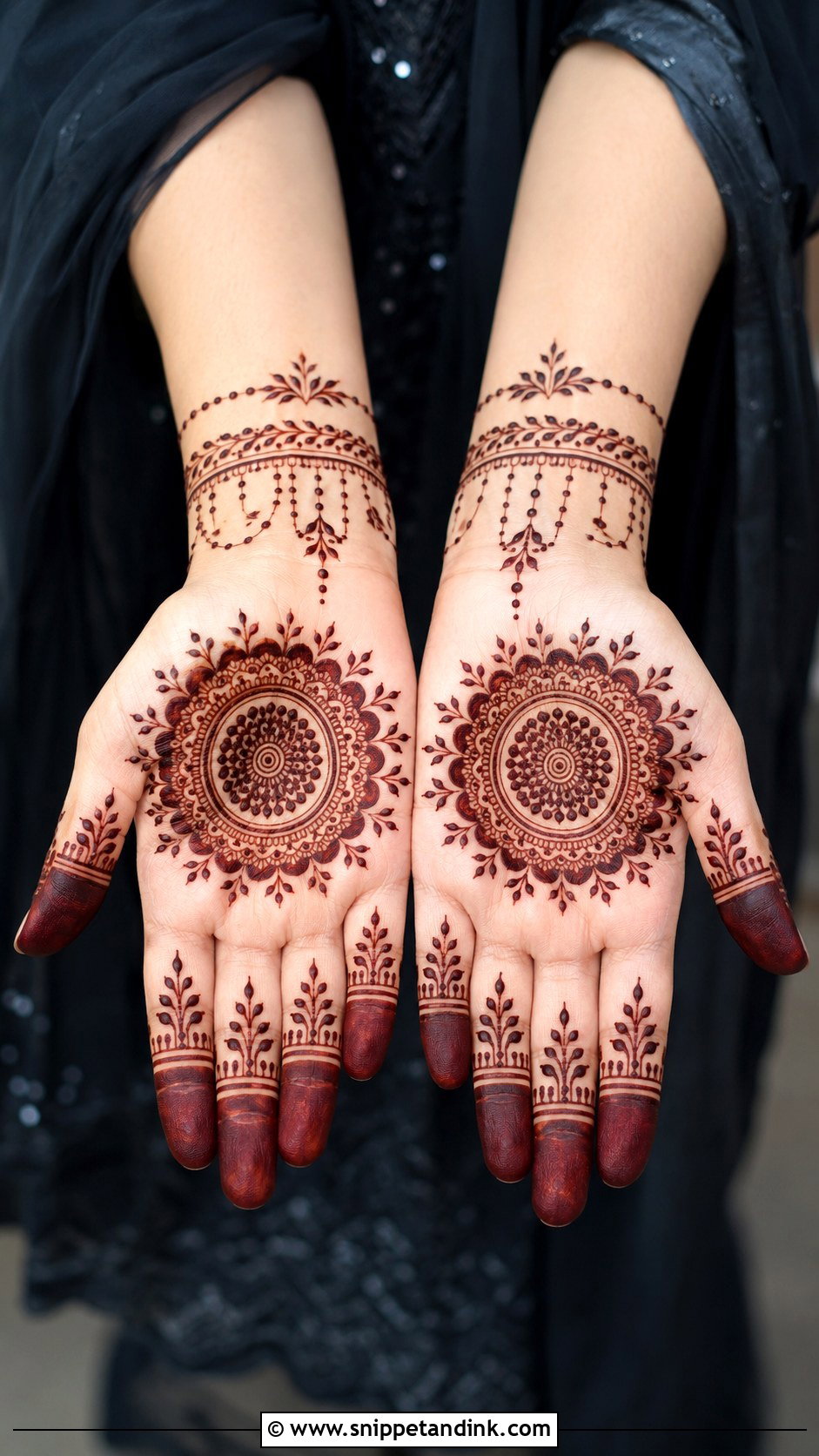 Round Mehndi Design For Eid - Snippet and Ink - 35 Round Mehndi Design Ideas