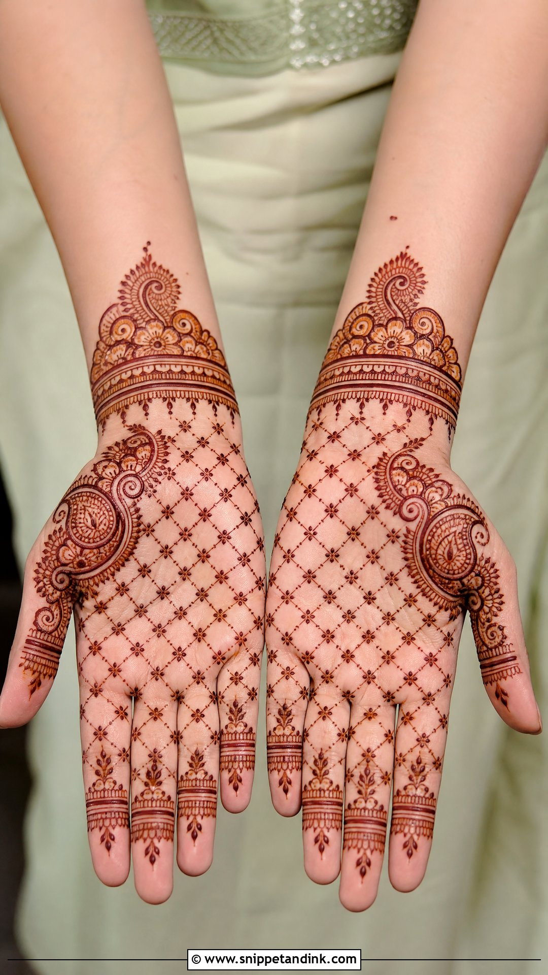 Short Jaali Mehndi Design - Snippet and Ink - 30 Short Mehndi Designs