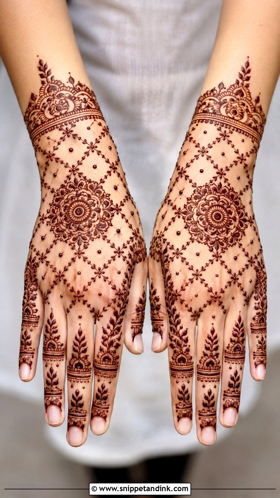 Simple Jaali Backhand Mehndi Design - Snippet and Ink - 35 Simple Backhand Mehndi Designs