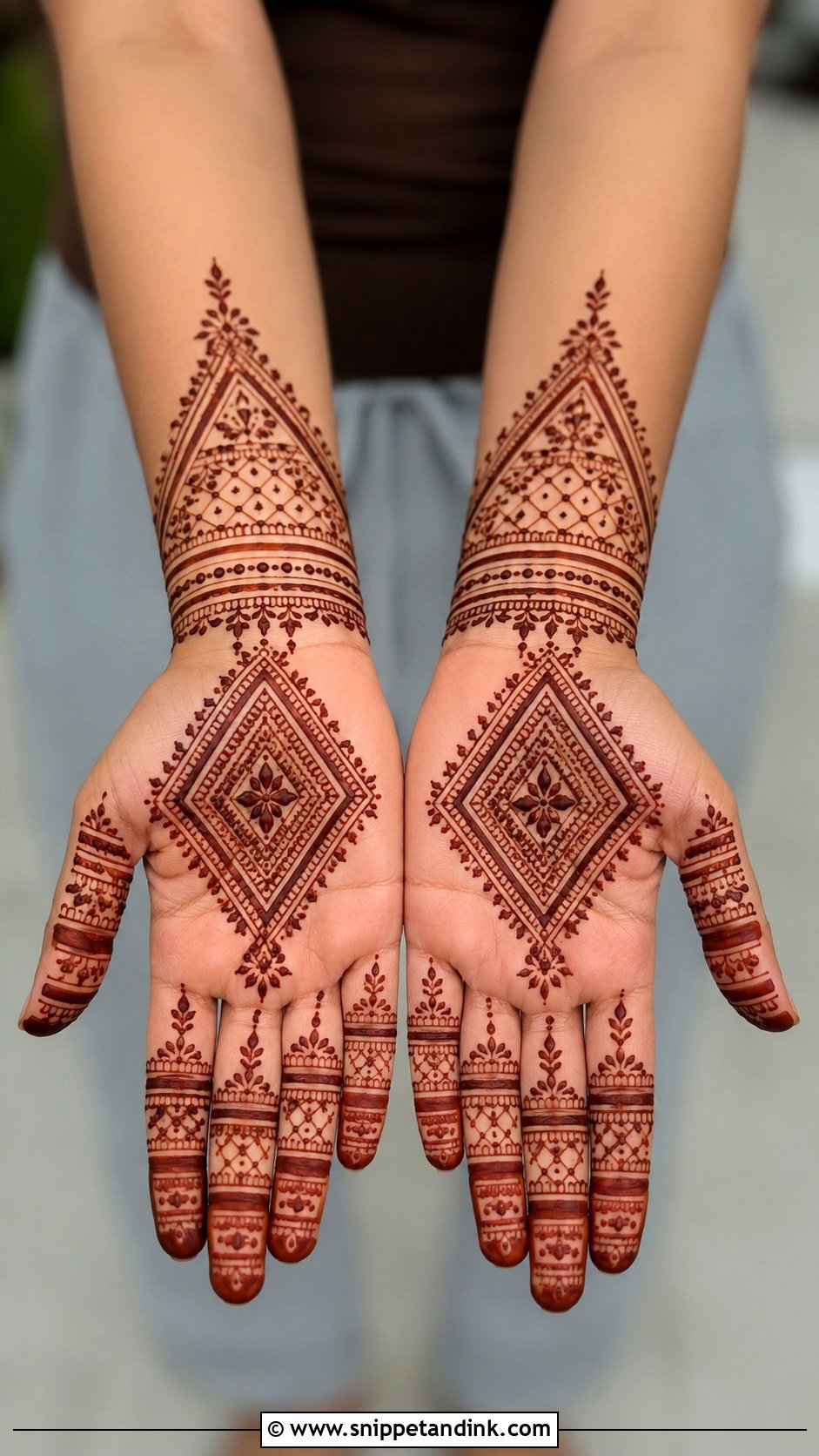 Simple Moroccan Front Palm Mehndi Design - Snippet and Ink - 35 Simple Front Palm Mehndi Designs