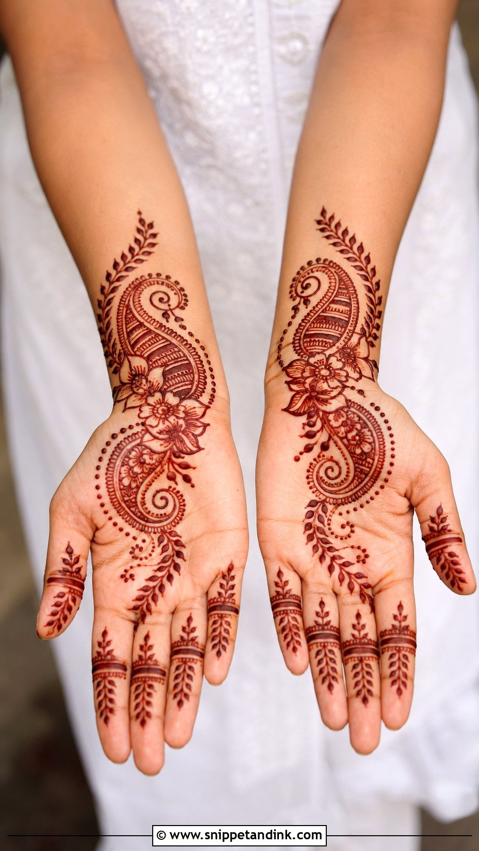 Simple Paisley Mehndi Design - Snippet and Ink - 35 Simple Mehndi Design Ideas