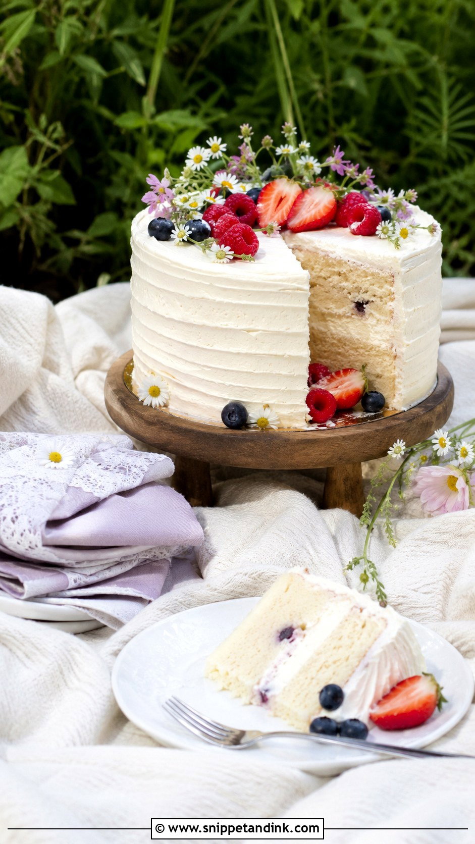 Single Tier Wedding Cake Picnic Photo - Snippet and Ink - 20 Cake Eating Photoshoot Ideas for Wedding