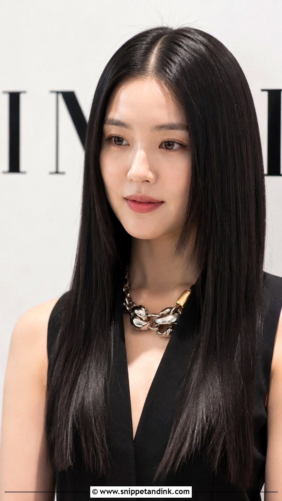 Sleek Straight Hair - Snippet and Ink - 25 Easy Hairstyles for Wedding