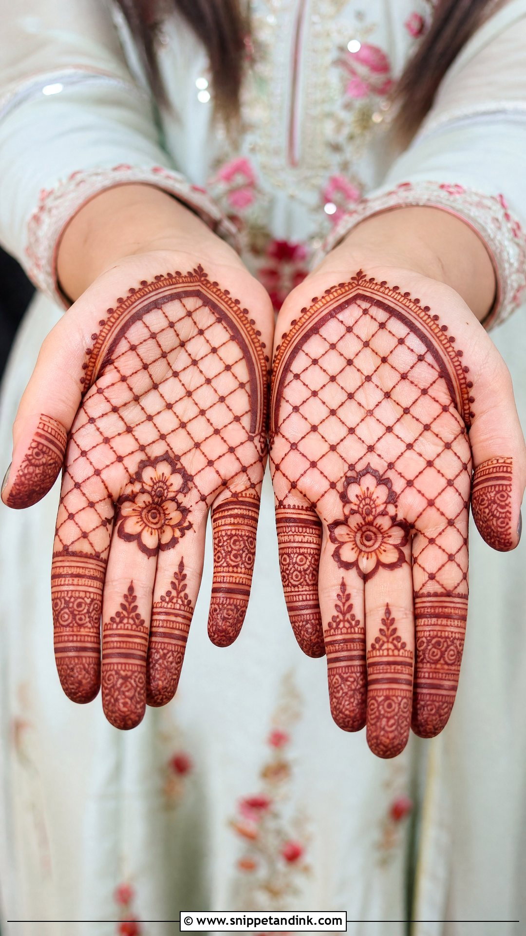 Small Palm Jaali Mehndi Design - Snippet and Ink - 30 Small Palm Mehndi Designs