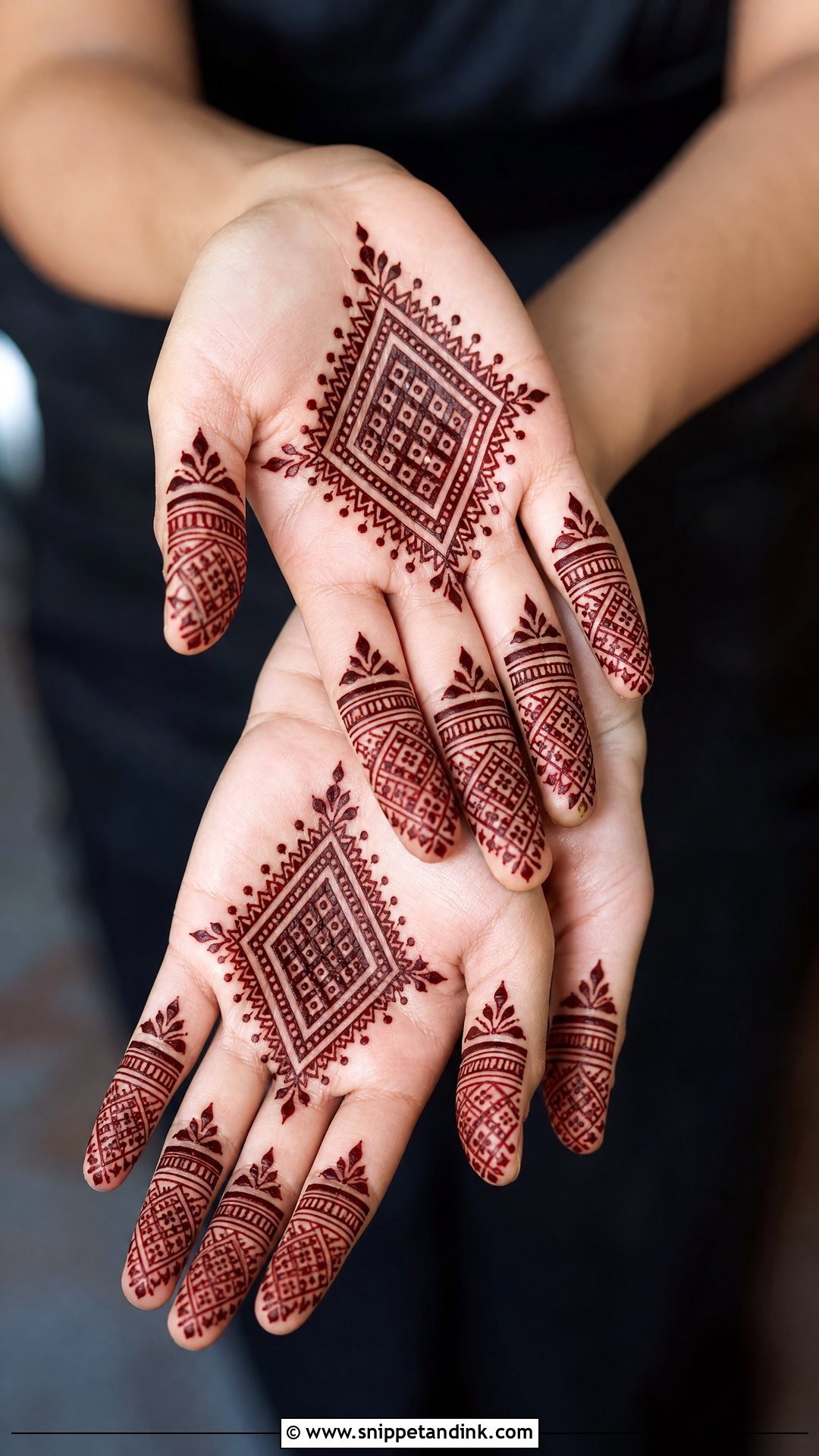 Small Palm Moroccan Mehndi Design - Snippet and Ink - 30 Small Palm Mehndi Designs