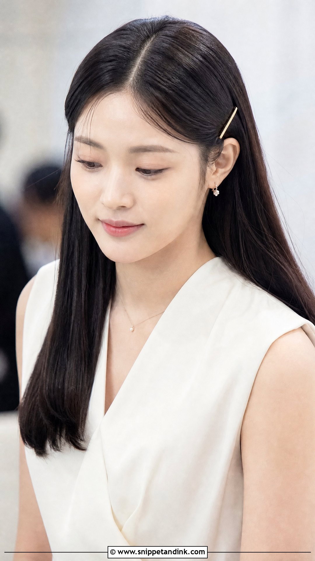 Straight Hair Wedding Guest Hair - Snippet and Ink - 20 Simple Hair Do for Wedding Guest Ideas