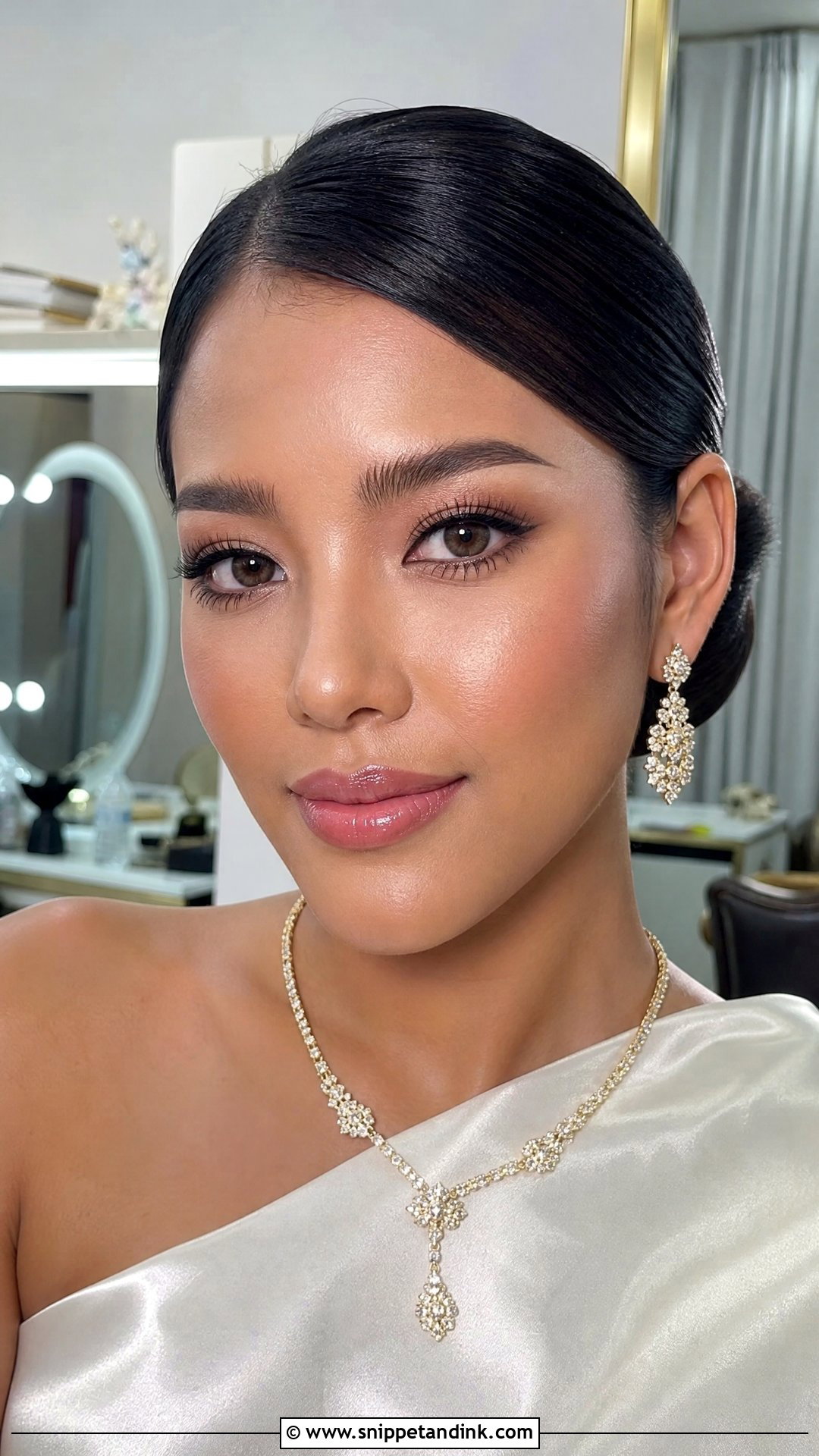 Thai Bridal Makeup With Soft Pink Lips - Snippet and Ink - 25 Thai Wedding Makeup Looks
